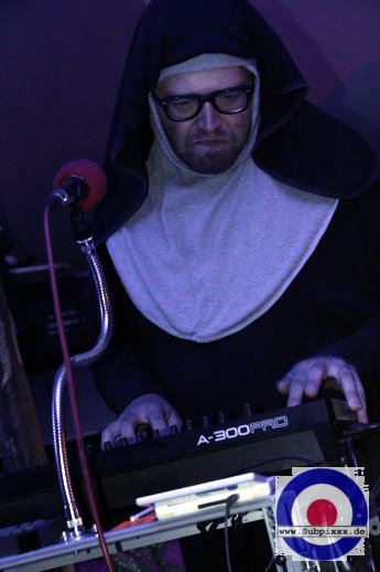 Hildegard von Binge drinking (D) Labore Festival - Hauptmannsgruen - Wiesenbuehne 22. Juli 2016 (7).JPG